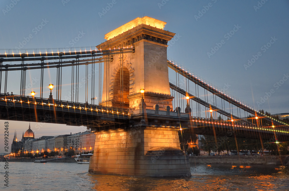 Obraz premium Szechenyi Chain Bridge view from Danube side. Budapest, Hungary.