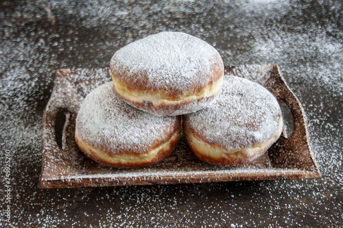 Pączki na drewnianej tacy