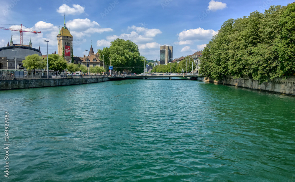 Fluss (Limmat) in Zürich, Schweiz.