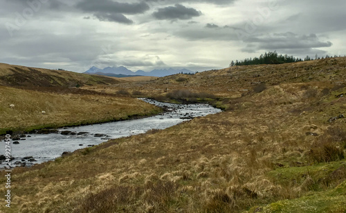 Fluss im Hochland von Schottland. Bewölktes Wetter