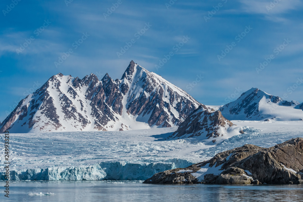 Fototapeta premium Svalbard peaks and glacier