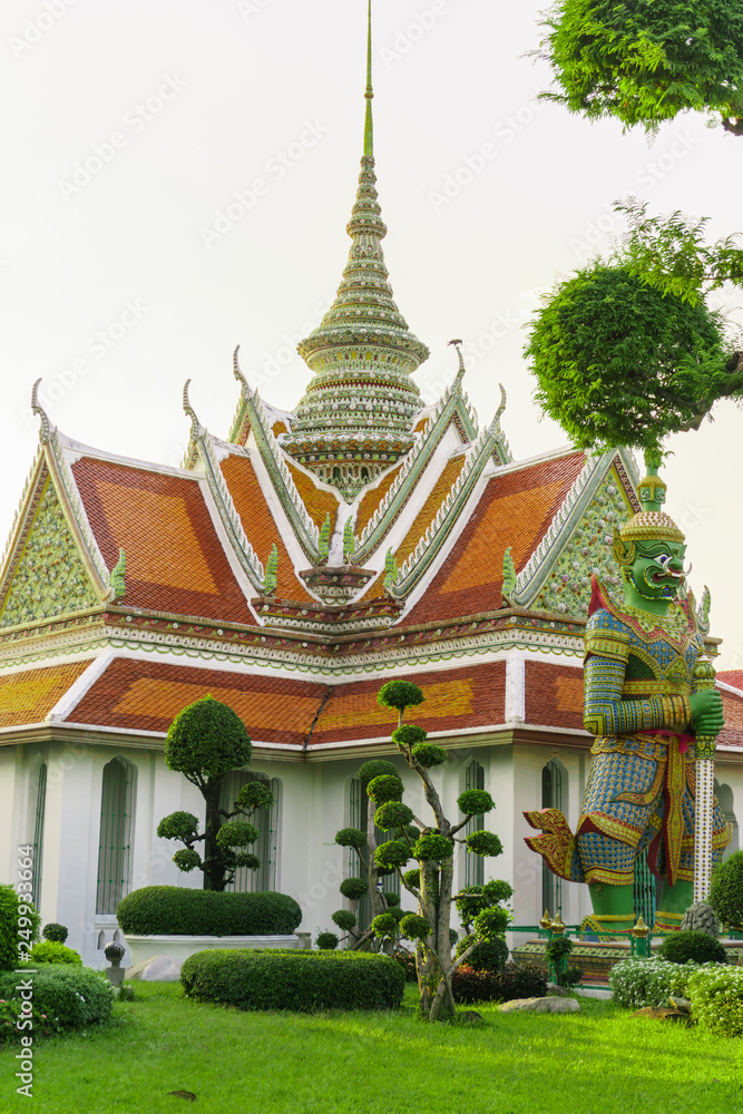 Obraz premium view from outside of Buddhist temple on a beautiful sunny day, wat arun, thailand