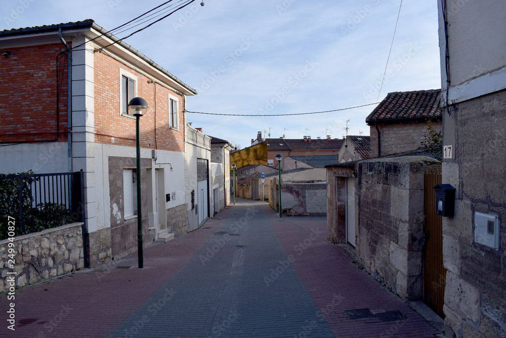 Calles de pueblo con casas de piedra.