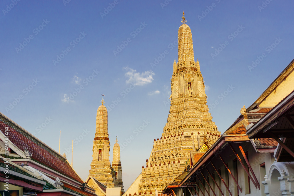 Fototapeta premium tourist route in wat arun, thailand. temple