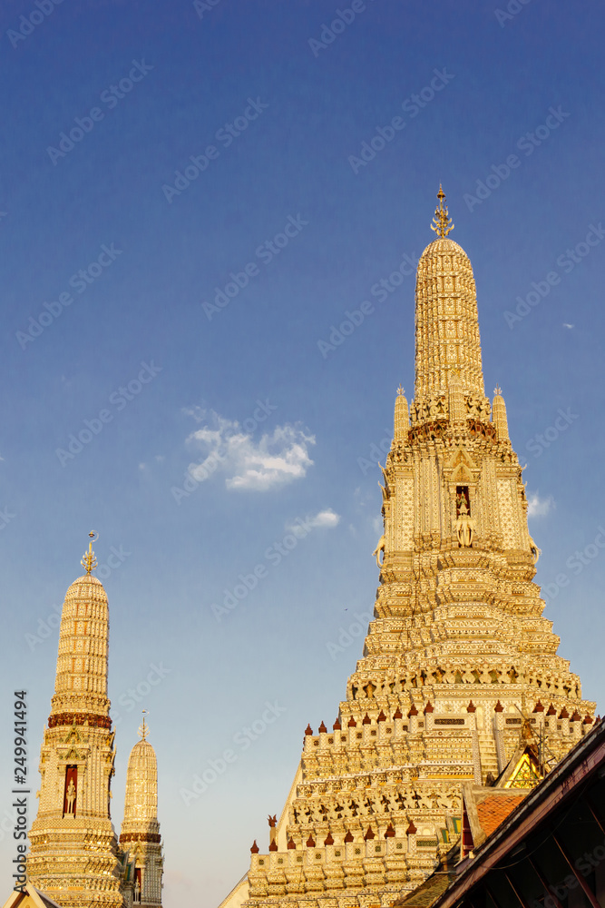 Fototapeta premium tourist route in wat arun, thailand. temple
