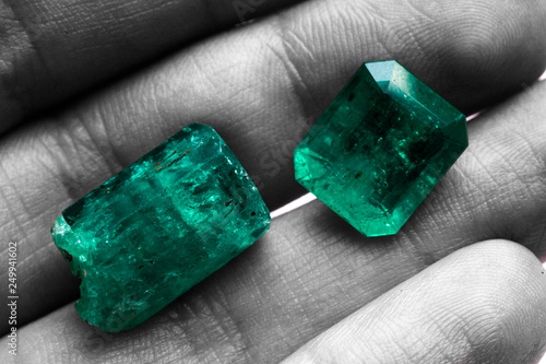Obraz na plátně esmeraldas gigantes cristales emerald gemstone gemas piedras preciosas diamantes