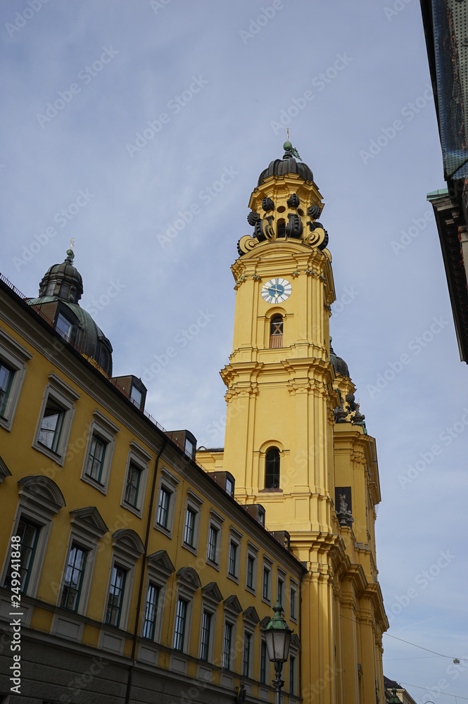 Blick aus der Münchner Fussgängerzone auf die Theatinerkirche	