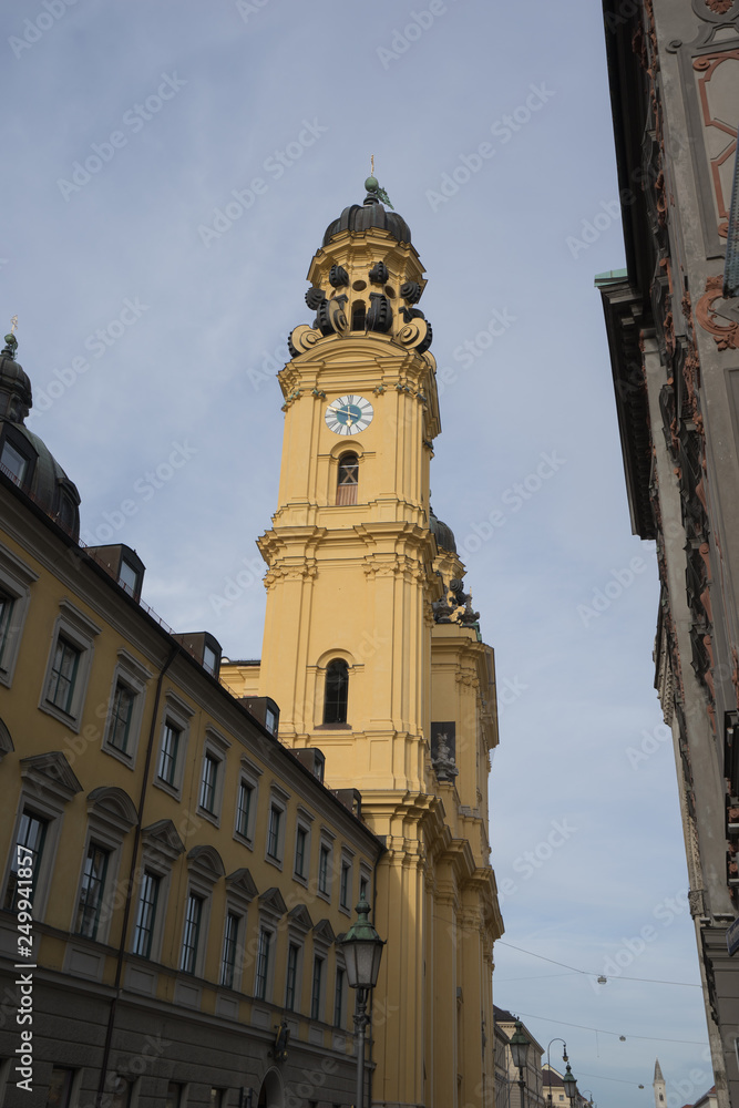 Blick aus der Münchner Fussgängerzone auf die Theatinerkirche	