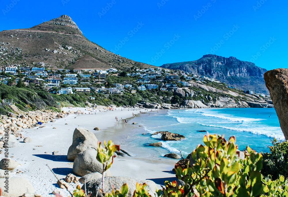 Naklejka premium Malowniczy krajobraz Llandudno Beach z białym piaskiem i turkusową wodą w Kapsztadzie, RPA