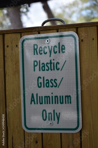 Recicle plastic, glass and aluminum sign