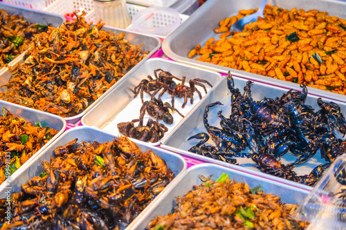 Thai food on the street is popular and sell well, not less than Pad Thai and Tom Yum Shrimp are various curries. Insect, fresh frogs, vegetables, fruits