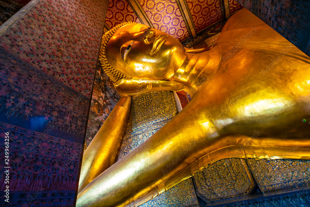 Reclinning golden buddha statue in pagoda of Wat Pho