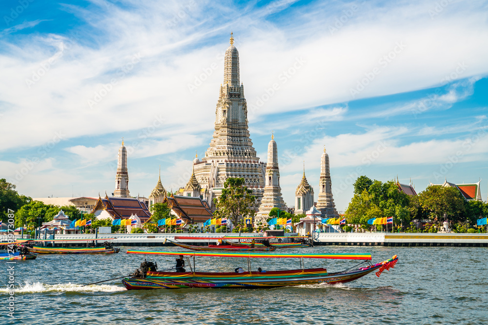 Fototapeta premium Świątynia świtu Wat Arun z łodzią błękitne niebo słoneczny dzień