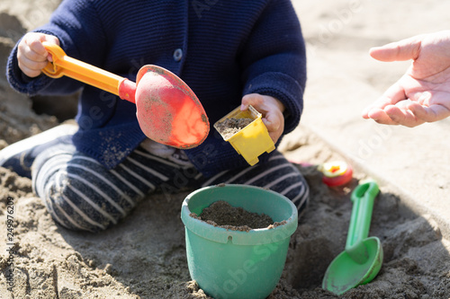 砂場で砂遊びする子供 photo