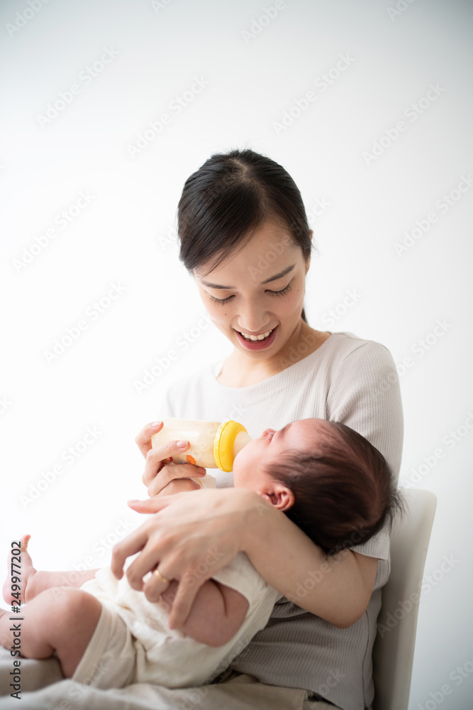 哺乳瓶で赤ちゃんに授乳する女性