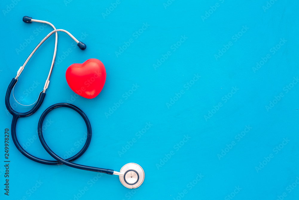 Heart health, health care concept. Stethoscope near rubber heart on blue background top view space for text - obrazy, fototapety, plakaty 