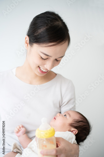 哺乳瓶で赤ちゃんに授乳する女性