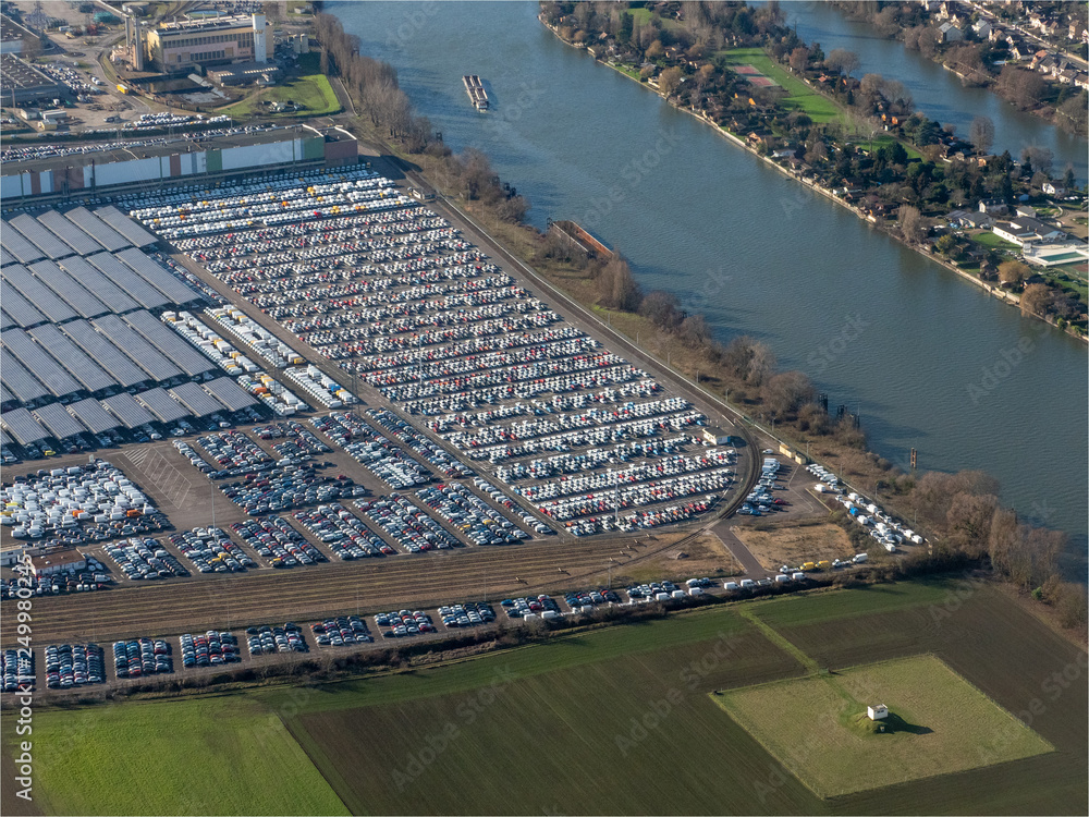 vue aérienne de l'usine automobile de Flins dans les Yvelines en France