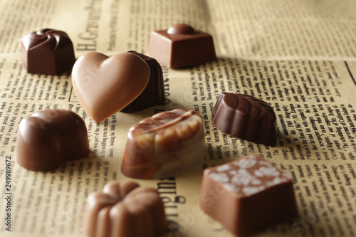 文字のある背景に並べたチョコレート