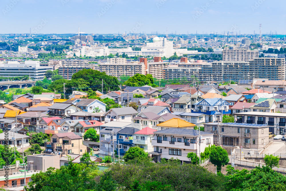 青空が広がる住宅街