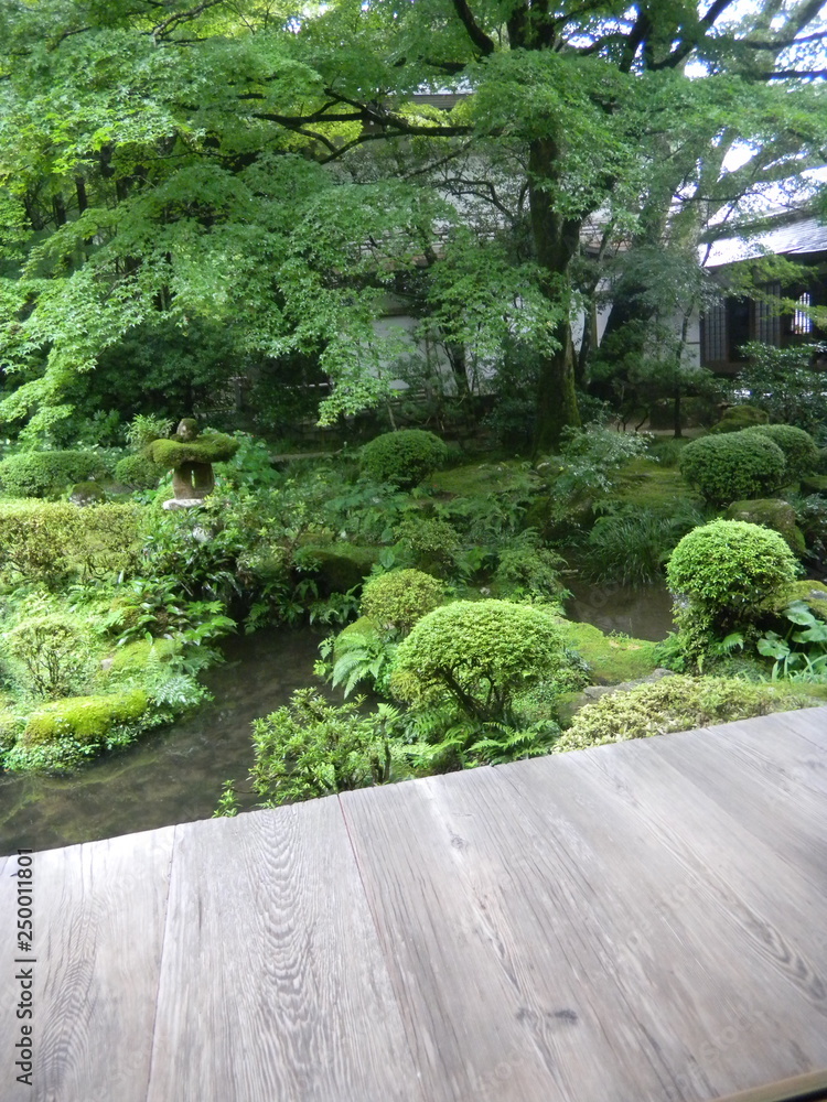 縁側から見る日本庭園