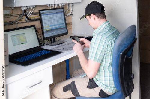 Bauer arbeitet am Pc in der Landwirtschaft