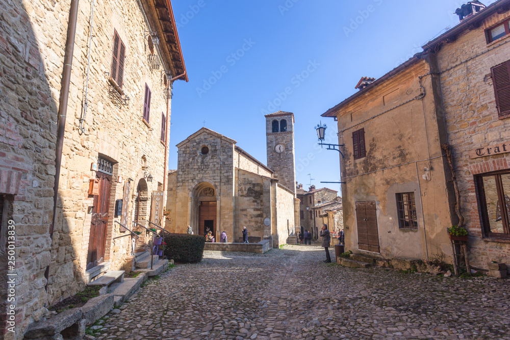 Castello di Vigoleno, in Emilia Romagna provincia di Piacenza, con le mura e la cittadina Castello di Vigoleno, in Emilia Romagna provincia di Piacenza, con le mura e la cittadina