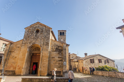 chiesa di Vigoleno nelle vicinanze del Castello di Vigoleno, in Emilia Romagna provincia di Piacenza,  con le mura e la cittadina