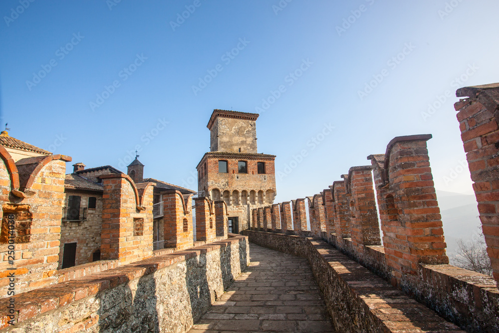 Castello di Vigoleno, in Emilia Romagna provincia di Piacenza,  con le mura e la cittadina