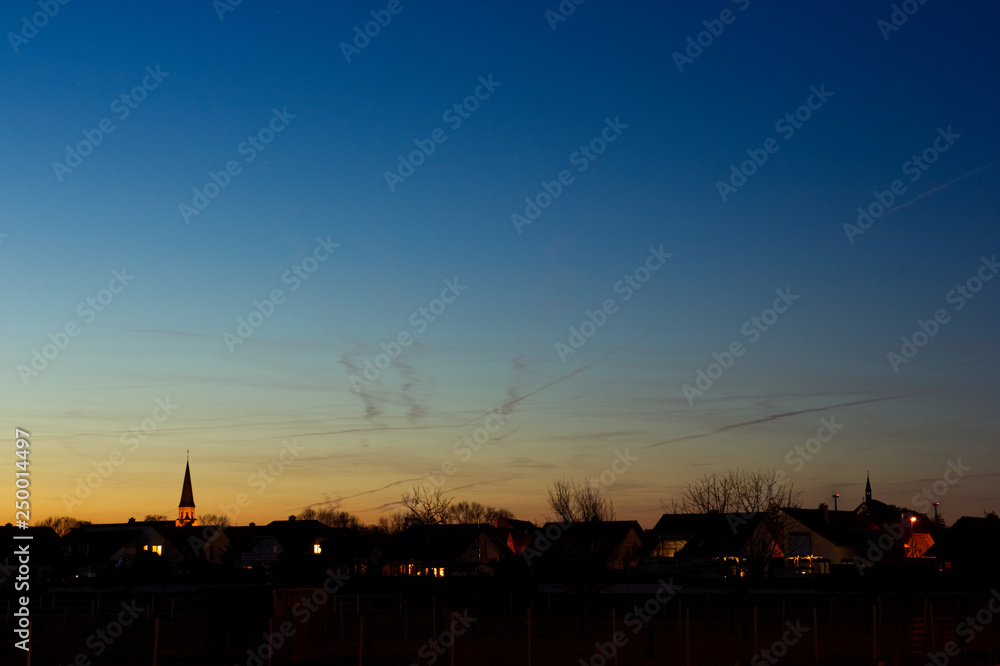 Wolkenspiel über dem Kirchturm beim Sonnenuntergang Wolkenspiel über dem Kirchturm beim Sonnenuntergang