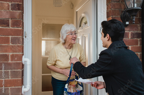 Canvas Print Delivering Groceries to the Elderly