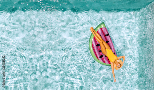Canvas-taulu Woman relaxing on inflatable lilo in hotel pool