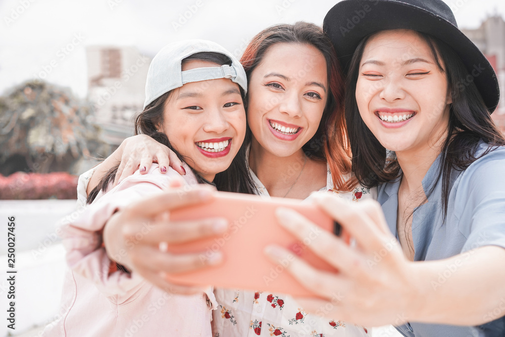 Φωτογραφία Trendy asian girls making video story for social network app outdoor - Young wom