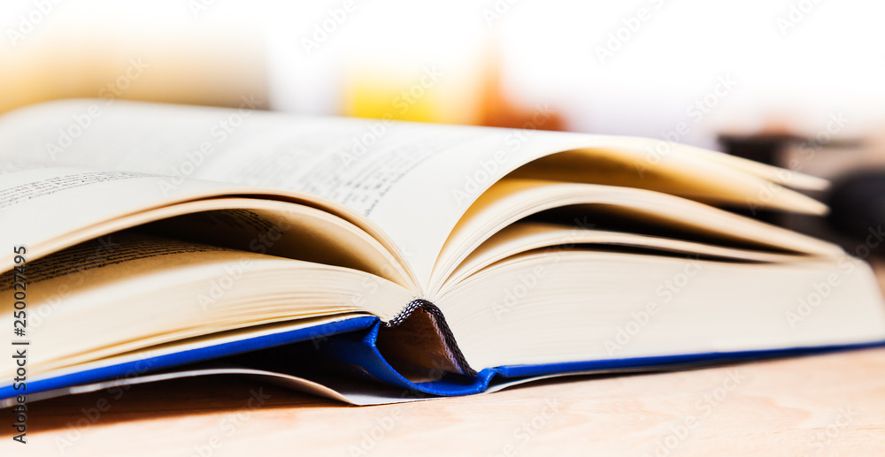 Geöffnetes Buch, seitlich fotografiert Geöffnetes Buch, seitlich fotografiert