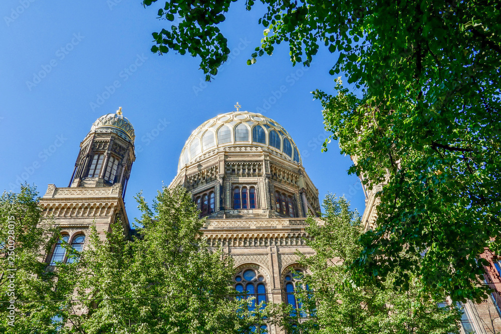 Φωτογραφία Berlin / Germany - July 7, 2018: Close-up of the Jewish Synagogue dome at the Je