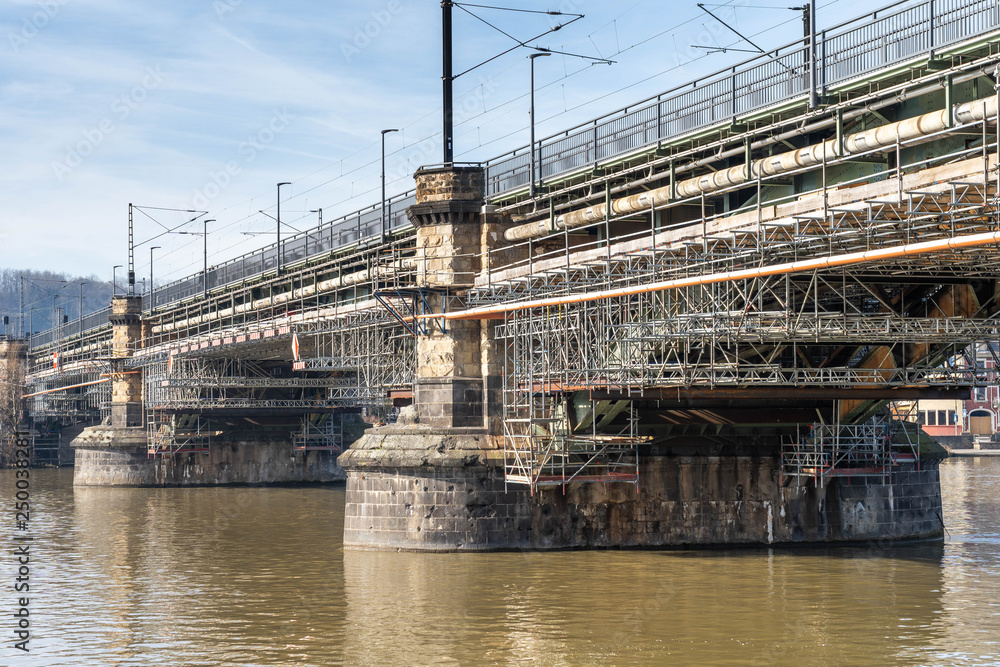 Brücke mit Baugerüst