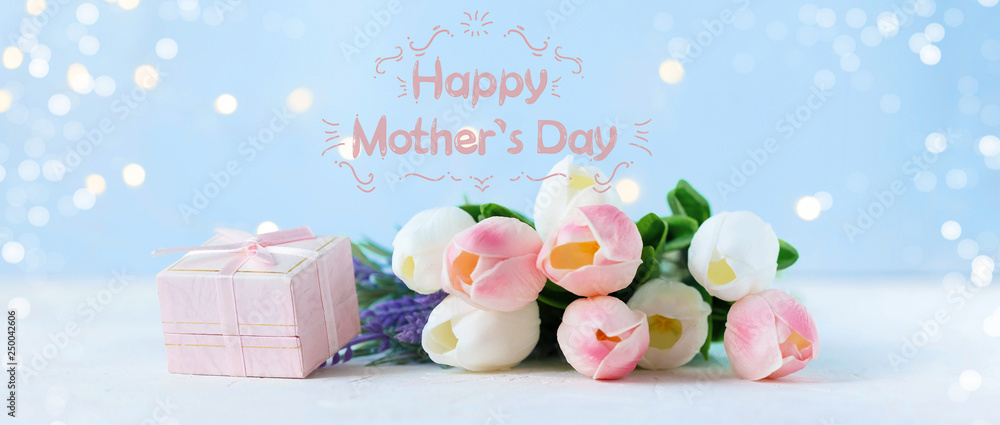 Plakat Phrase Happy Mother's Day on a bright background with flowers, bouquet, gift box. Congratulate this postcard.
