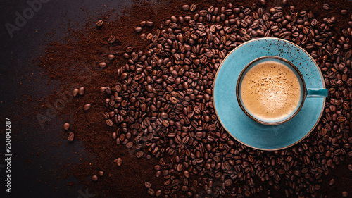 Εκτύπωση καμβά freshly brewed coffee crema in a cup on coffee beans bedded