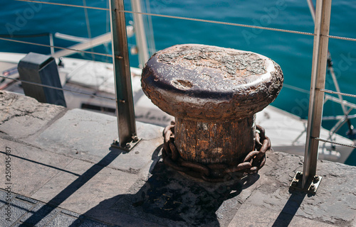 Amarre de barco en puerto