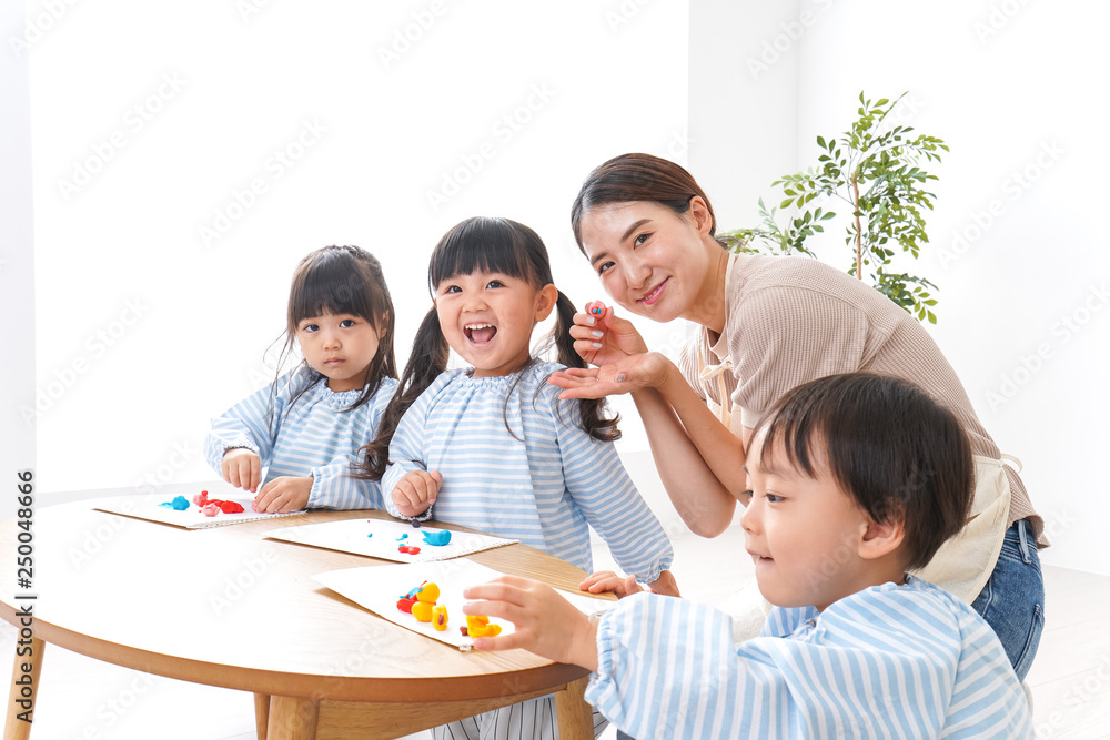 幼稚園で勉強をする子供 幼稚園で勉強をする子供