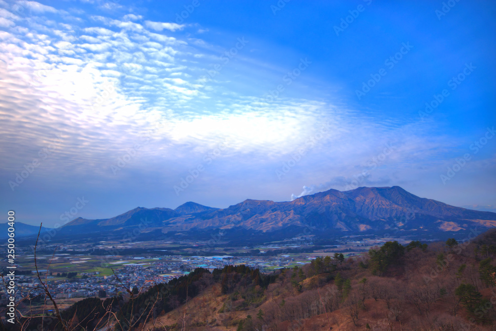 Fototapeta premium 熊本県阿蘇山 冬の景色
