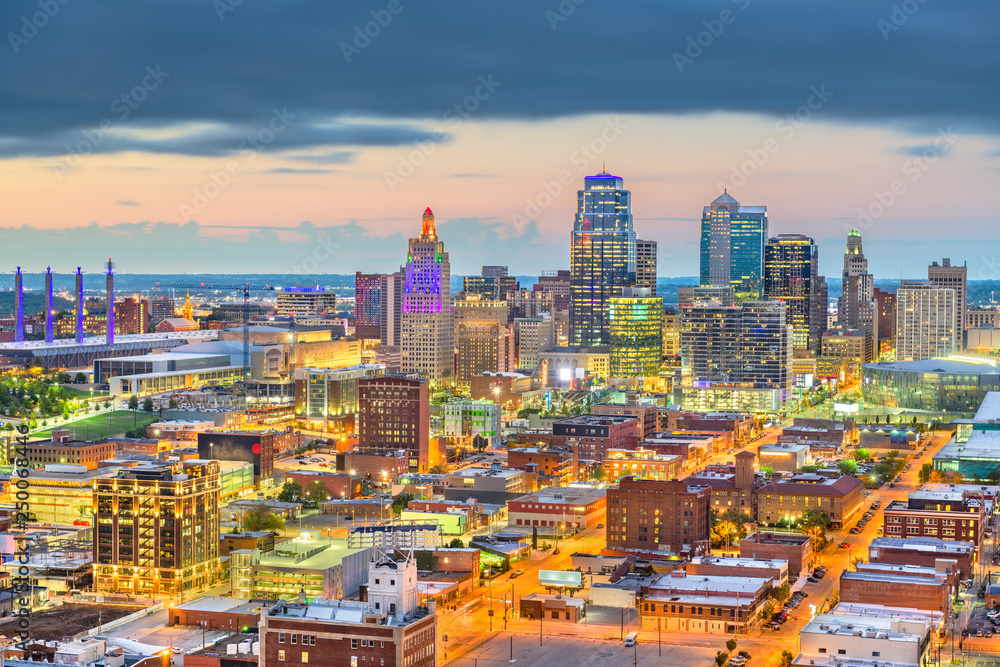 Kansas City, Missouri, USA downtown cityscape at twilight