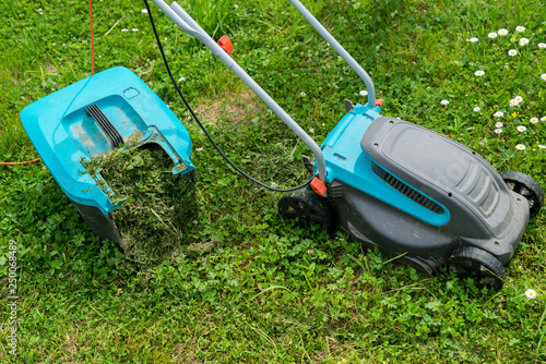 full lawn mower tank with grass
