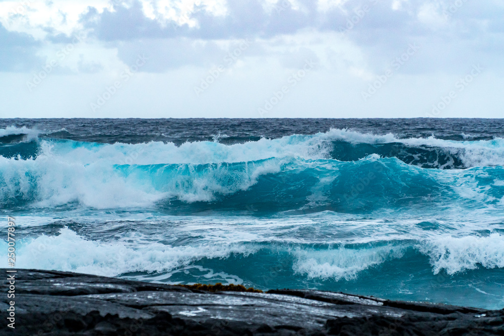 Fototapeta premium Wysokie fale i burza na plaży na Hawajach