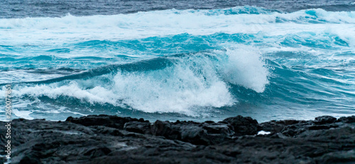 Hohe Wellen und Gewitterstimmung am Strand auf Hawaii © Maximilian Auer