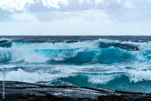 Hohe Wellen und Sturm am Strand auf Hawaii