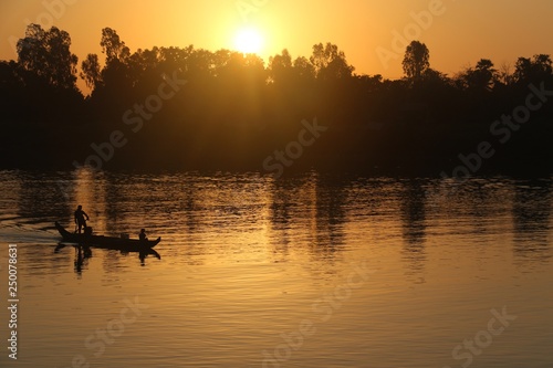 lever de soleil sur le Mékong au Cambodge