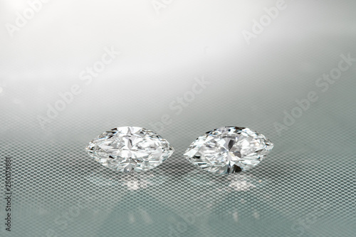 Marquise diamonds on reflection platform