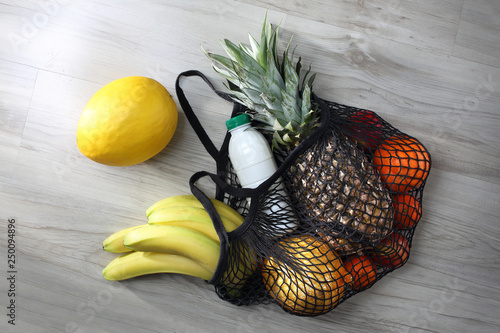 Zdrowa dieta. Torba na zakupy pełna zdrowych kolorowych owoców i warzyw.