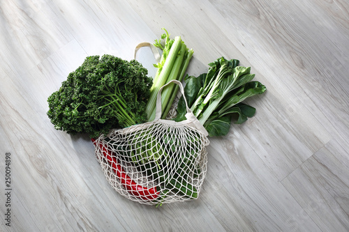 Zdrowe odżywianie, zielone warzywa kupione na rynku.